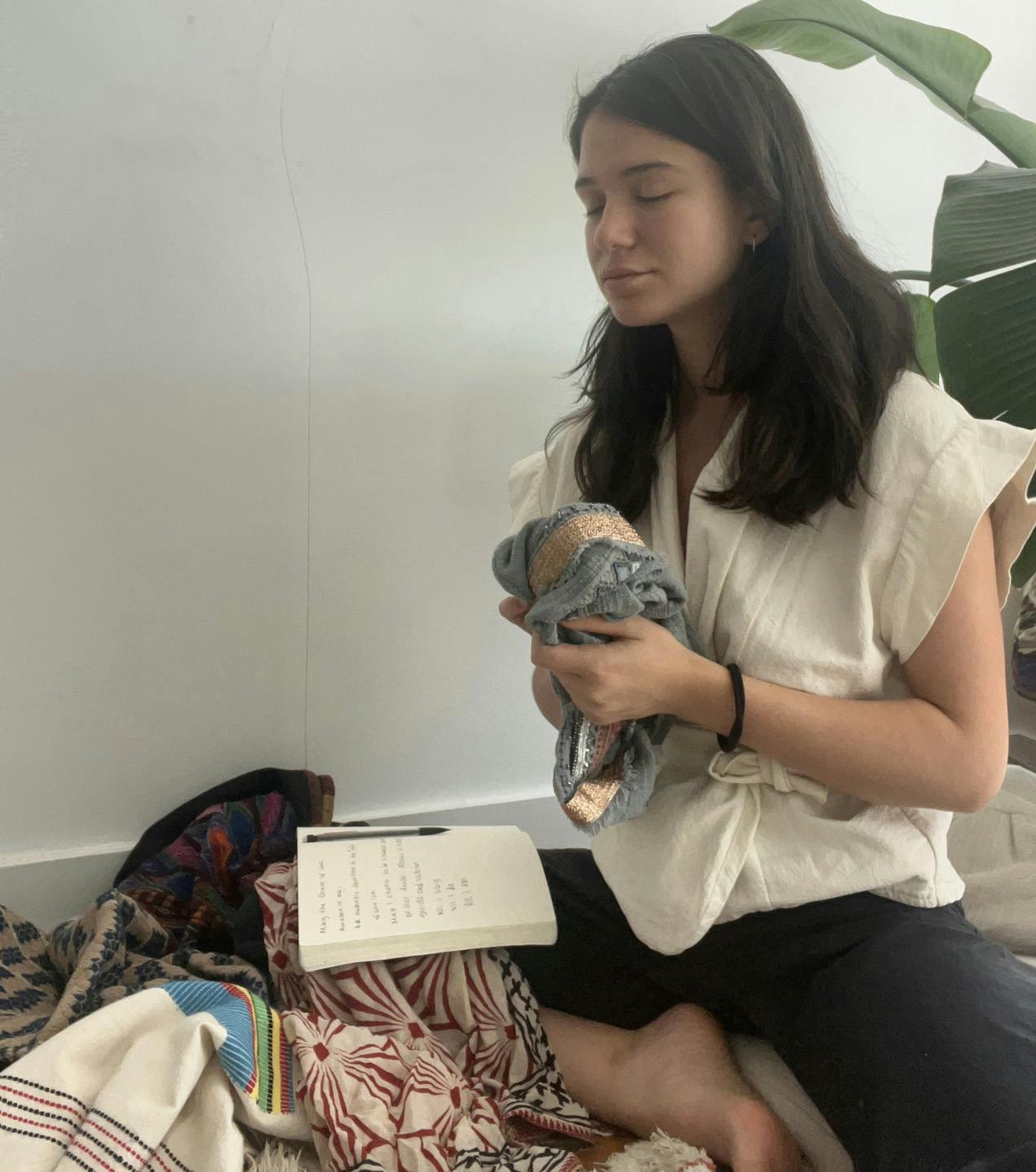 Dressed in Awareness: Embodied Encounters with Fashion Through the Sensory Clothing Circle