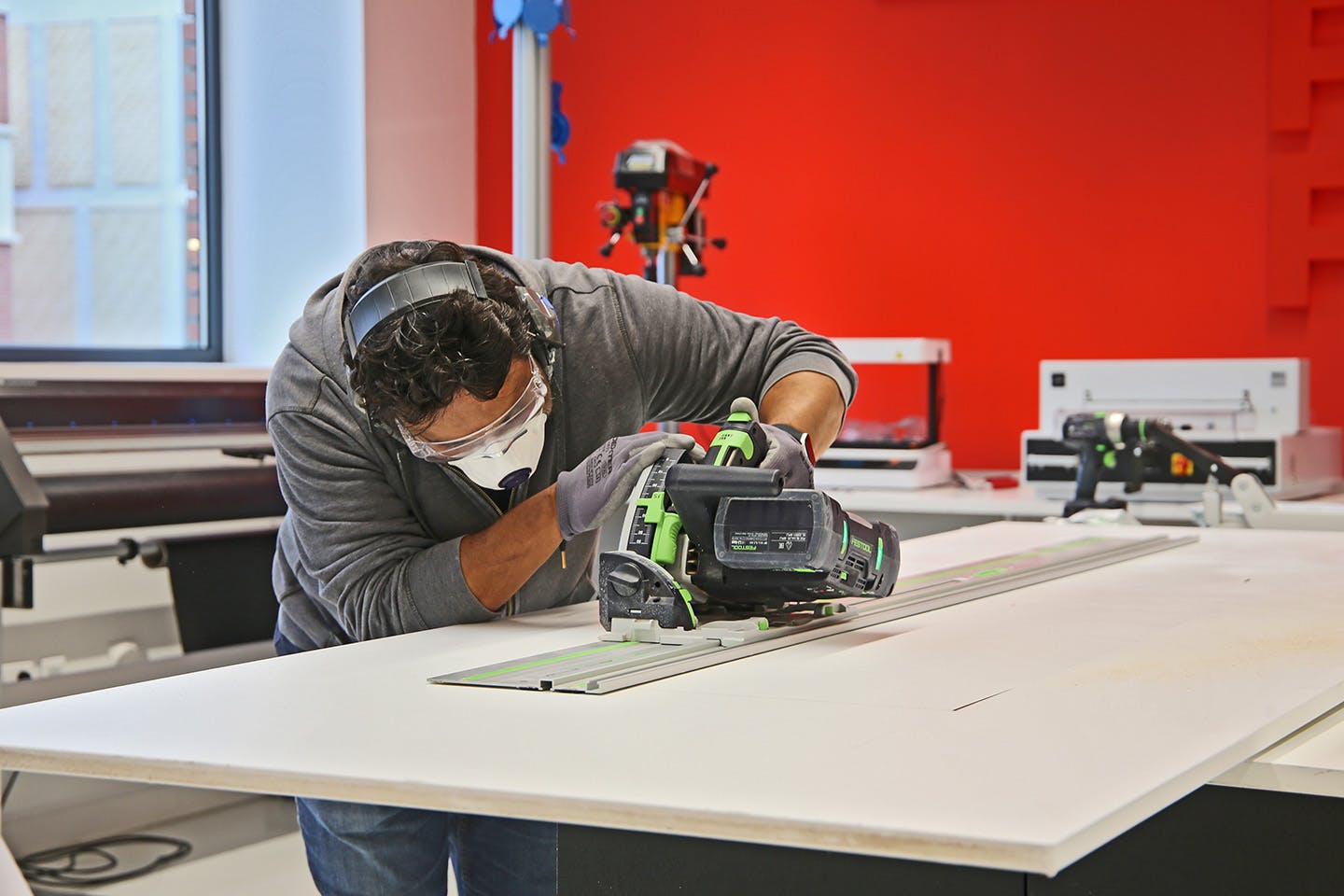Student using a circular saw at the Parsons Paris Romainville campus making space.